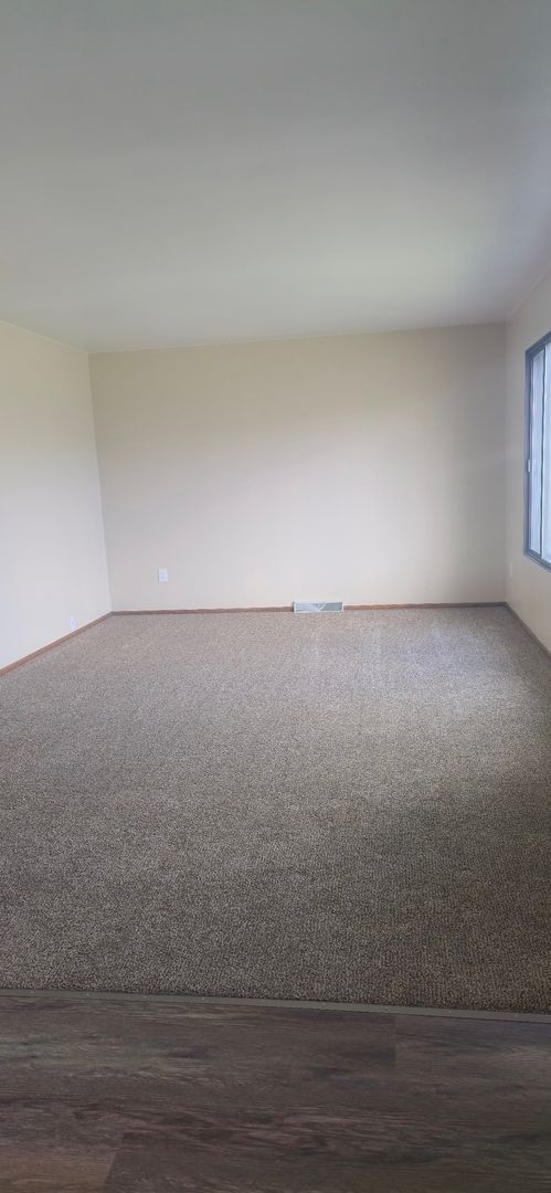 Building Photo - 2 Bedroom 1.5 Bath - Brand new renovations