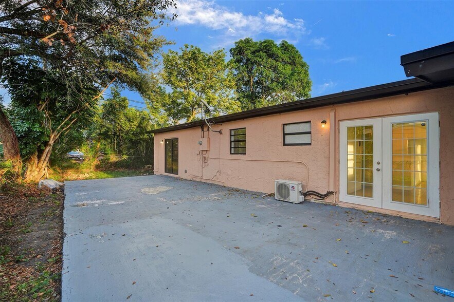 Building Photo - 1142 NW 43rd Ter