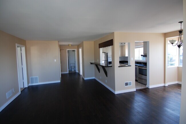 Building Photo - 310 Stanyan St