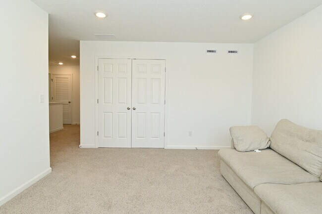 Building Photo - "Spacious 5-Bedroom Retreat with Luxurious Quartz Countertops & Fireplace on Deerberg Drive!"