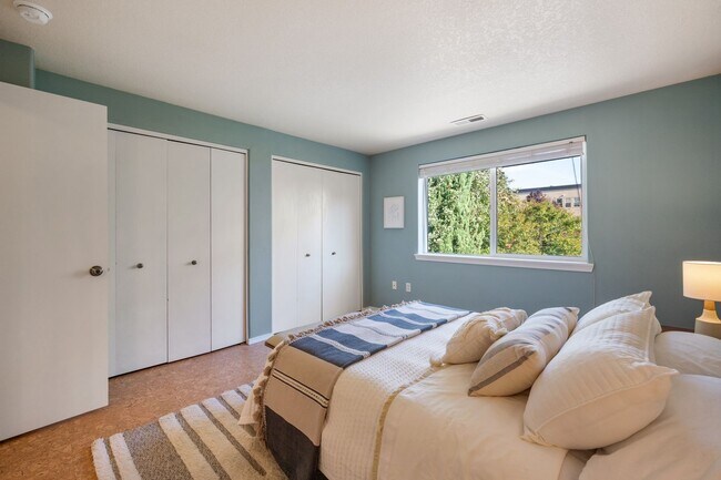 Building Photo - Cathedral Park Townhouse with BRAND-NEW Central A/C & Heat – 3 Bed, 2.5 Bath!