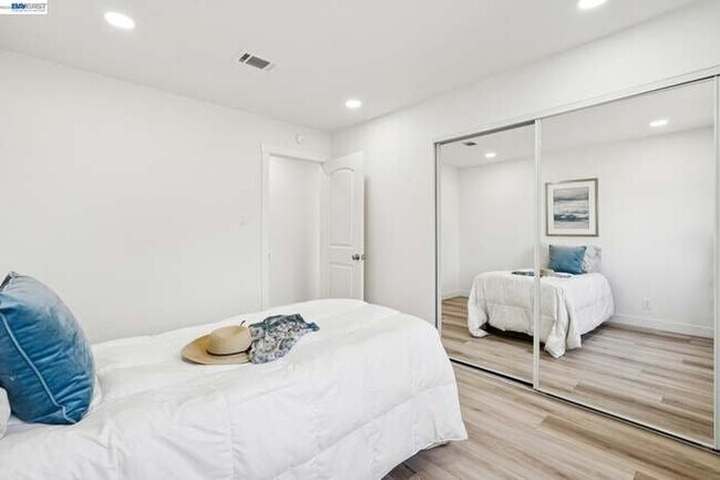Building Photo - 2800 Seville Cir