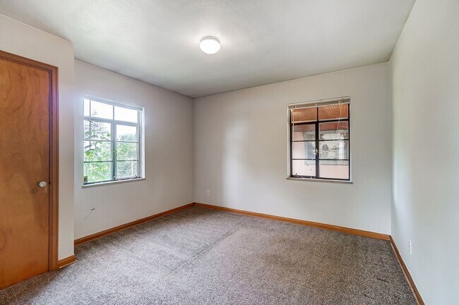 Building Photo - 347 Darrow Ave