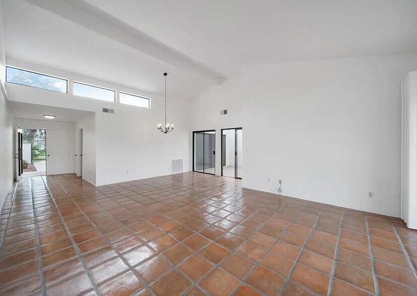 Building Photo - 20 San Sebastian Dr