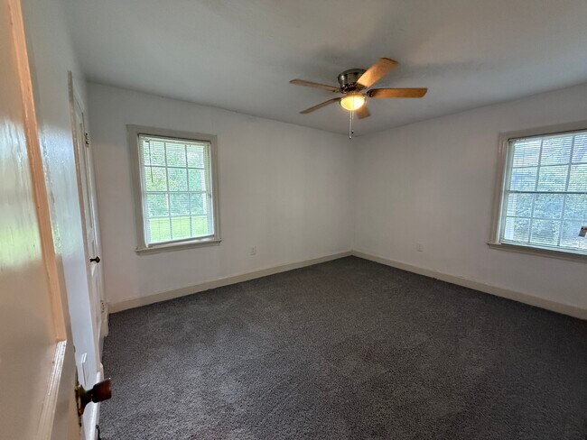 Building Photo - 1164/1166 Raymond Road Duplex