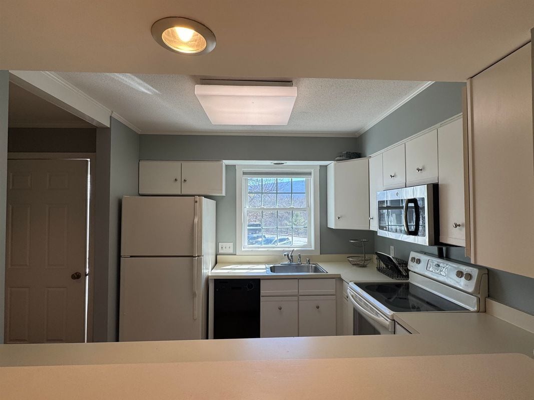 Building Photo - 158 Riverside Townhouses Rd