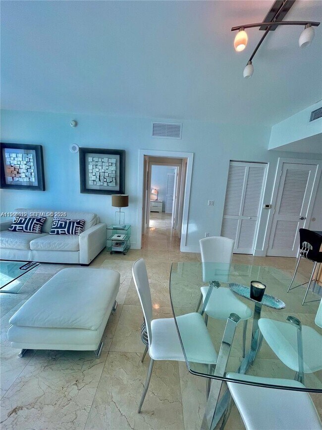 Building Photo - 950 Brickell Bay Dr