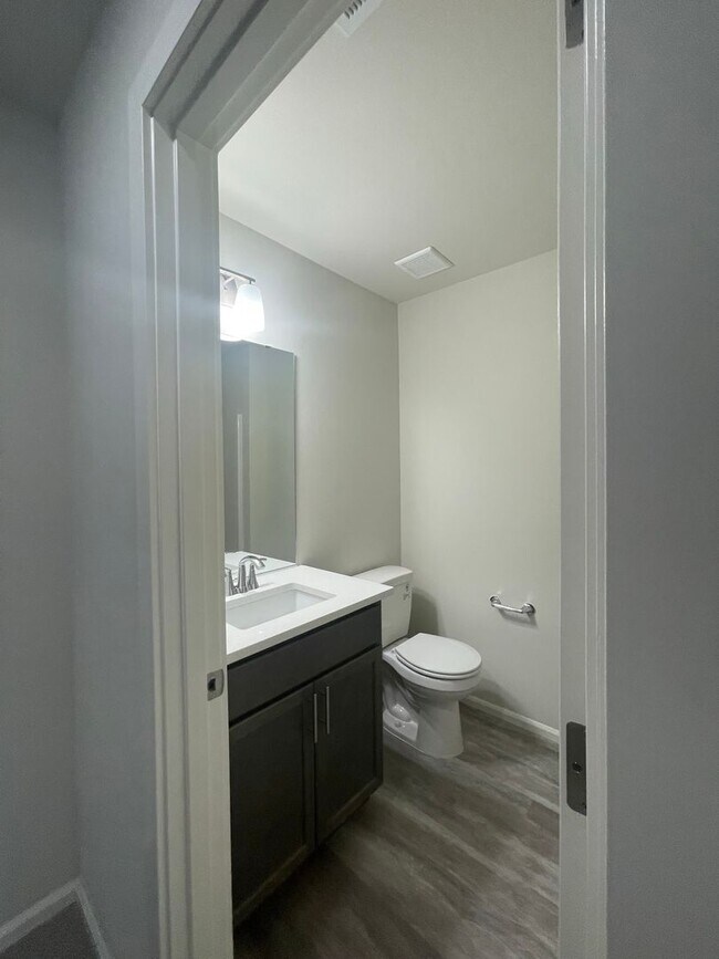 Building Photo - 4 bedrooms + BONUS ROOM And 2.5 baths Tumw...