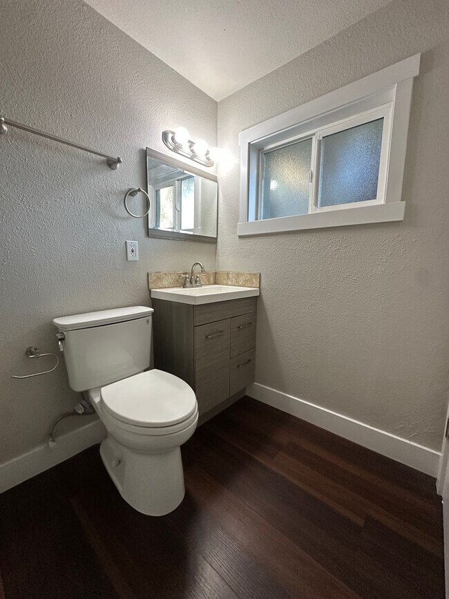 Building Photo - Newport Ave Triplex - 00404-NEWP-00