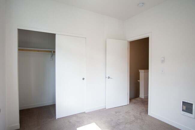Building Photo - St. Johns-Sleek Modern Townhouse Ready Now!
