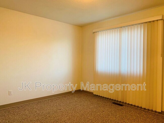 Building Photo - 1613 Sand Ct