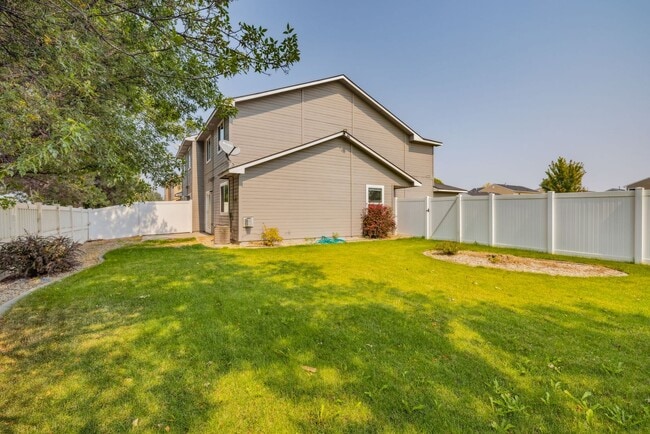 Building Photo - 3 Bedroom Kuna home with Fenced back yard - Pets Welcome!!