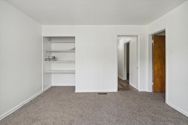 Building Photo - Remodeled 4B 1B Home $1,275