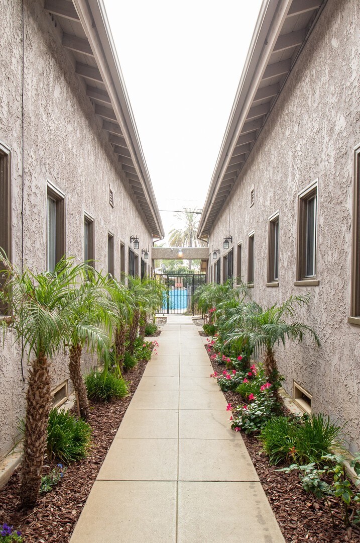 Building Photo - 1460 Gaviota Ave