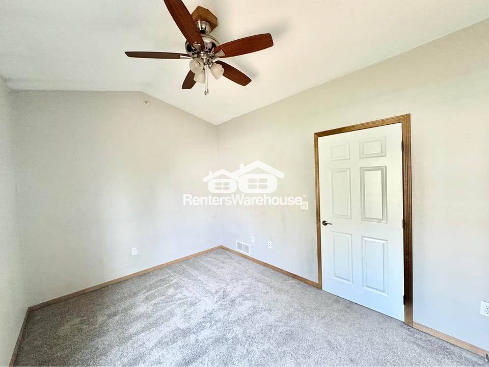 Building Photo - 2000 Meadow Ct