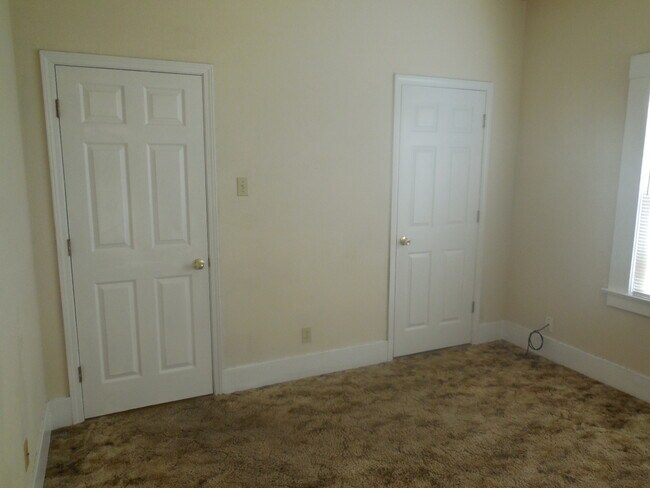 Building Photo - 3 Bedroom / 1 Bath House
