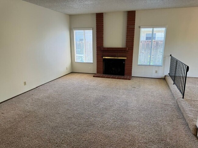 Building Photo - Single level home in Woodlands neighborhood-Walnut Creek