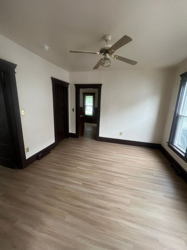 Building Photo - 1146 E 26th St