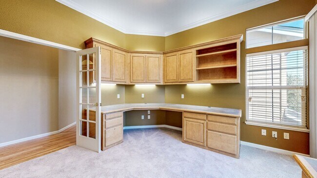 Building Photo - Gorgeous Home with private yards, large de...