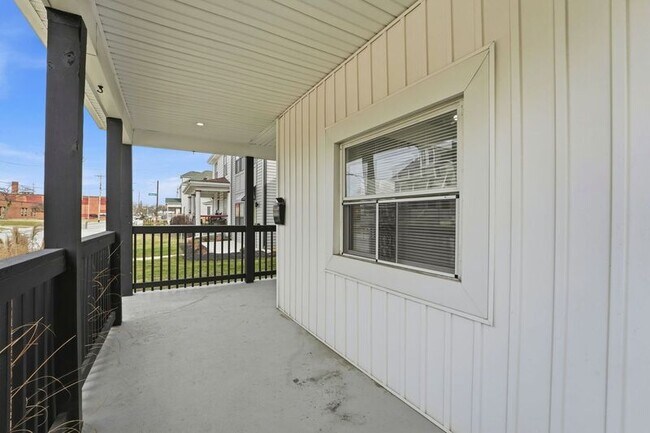 Building Photo - 522 Kelton Ave