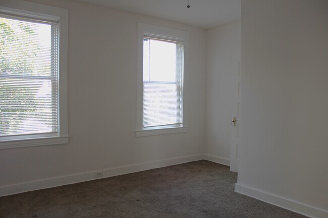 Building Photo - 1106 N Kenwood Ave
