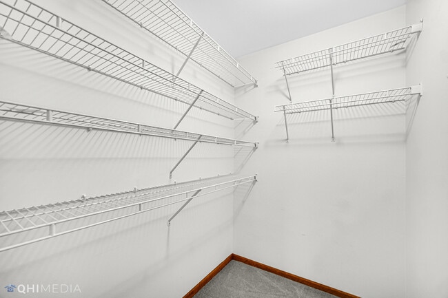 Building Photo - 1341 E Thacker St