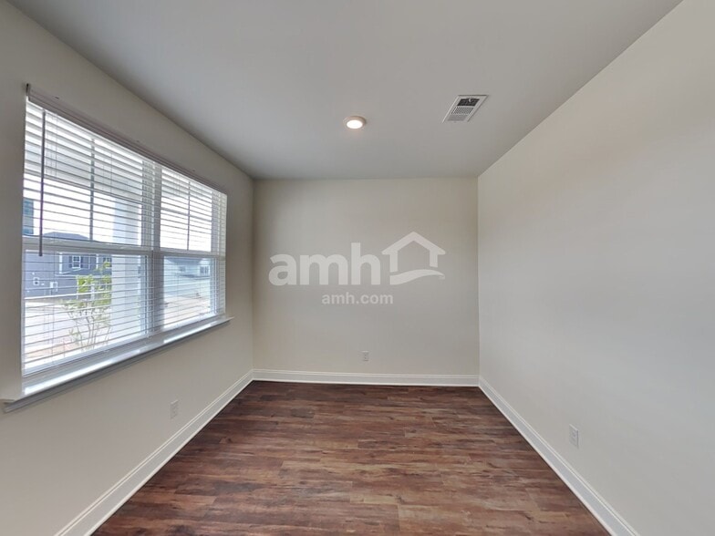 Building Photo - 2004 Williamshire Ln