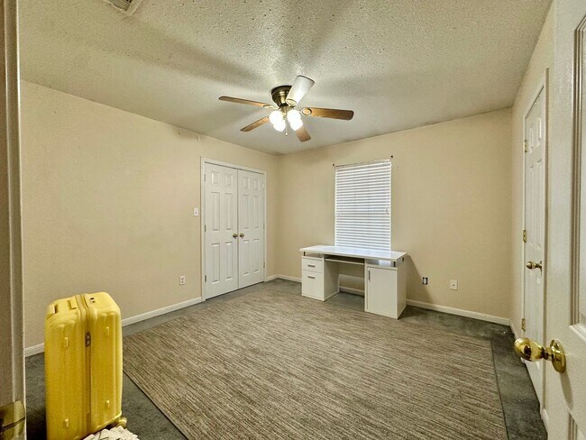 Building Photo - 2010 Marie Dr