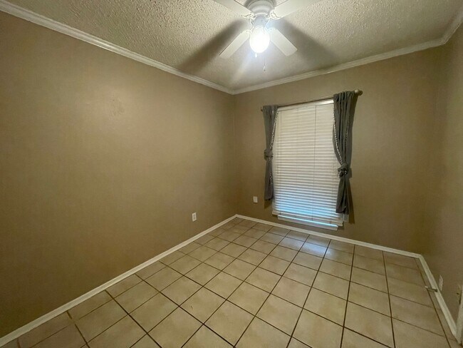 Building Photo - Sought after location in Shady Grove!