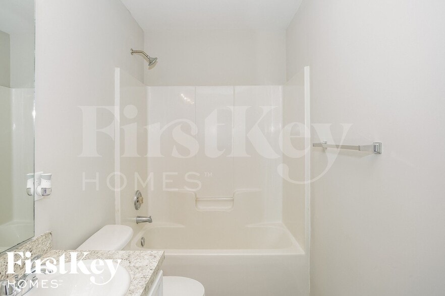 Building Photo - 2518 Fairstone Ave