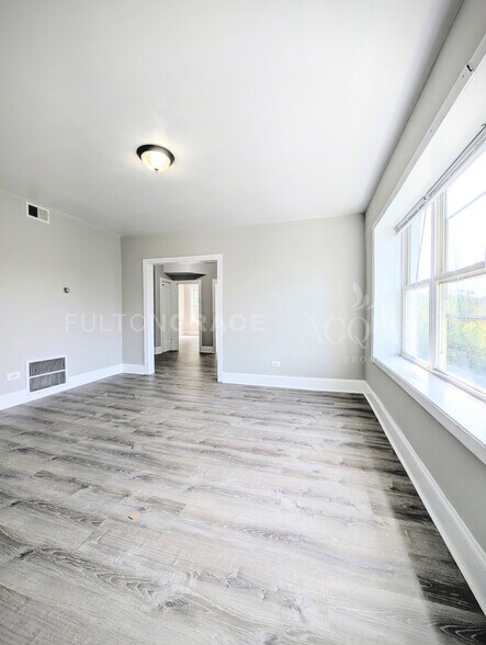Building Photo - 6300 N Oakley Ave