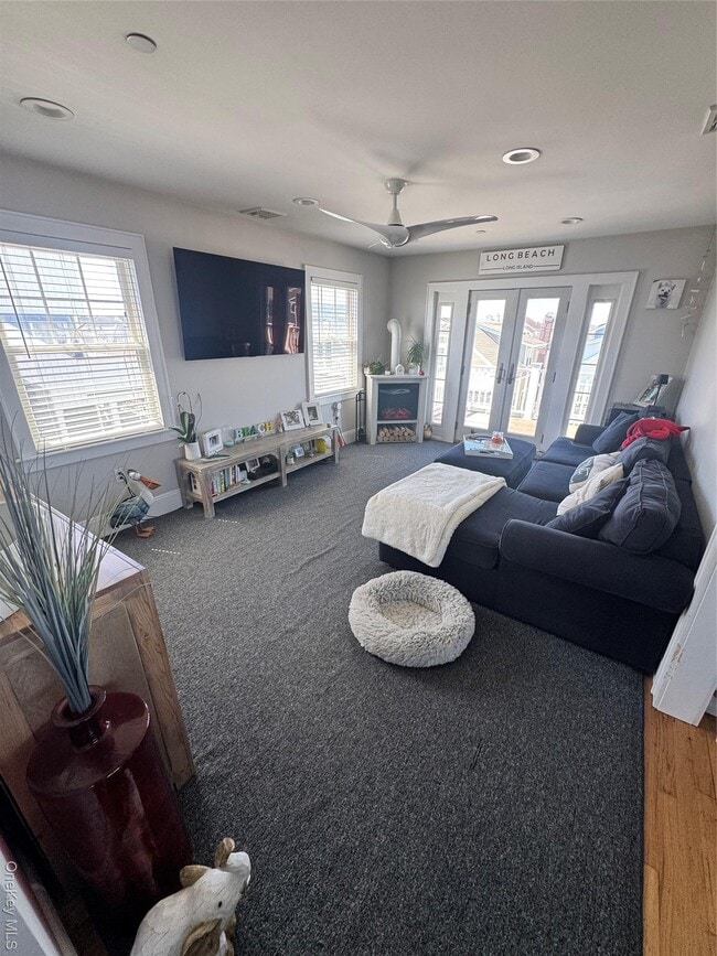 Building Photo - 102 Florida St