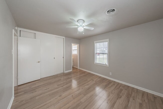 Building Photo - 3 Bedroom, 1.5 Bathroom in West Worth Village