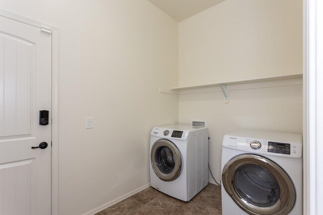 Building Photo - 926 N Gomez St