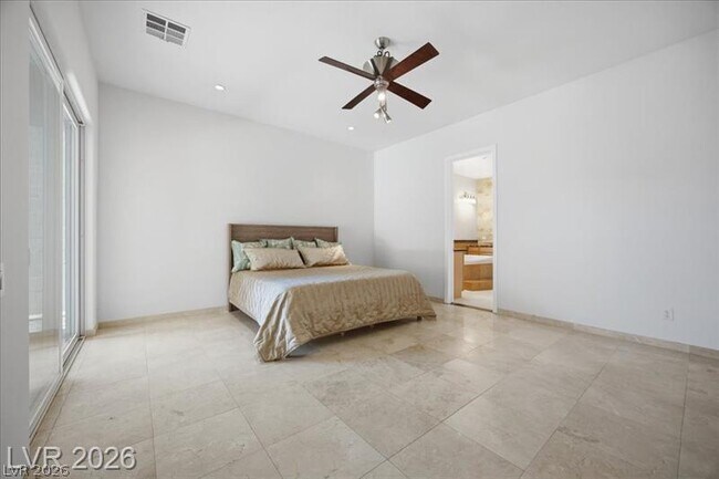 Building Photo - 2765 Struan Ave