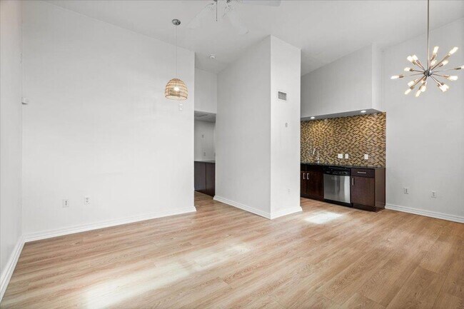 Building Photo - 2200 Dickson Dr