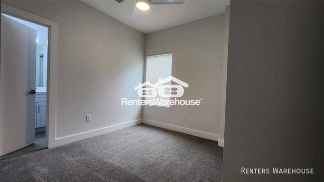 Building Photo - Modern, stylish 3 story condo with a priva...