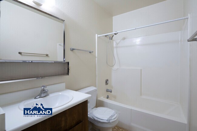 Building Photo - 2112-2114 Thomas Avenue - 2114 Unit 3-