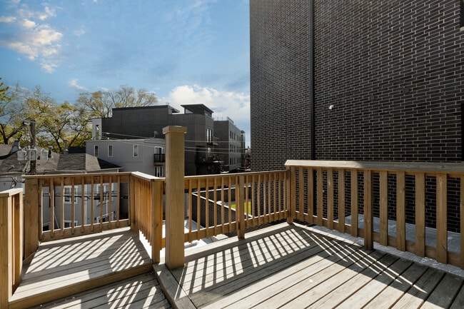Building Photo - 2470 N Lincoln Ave