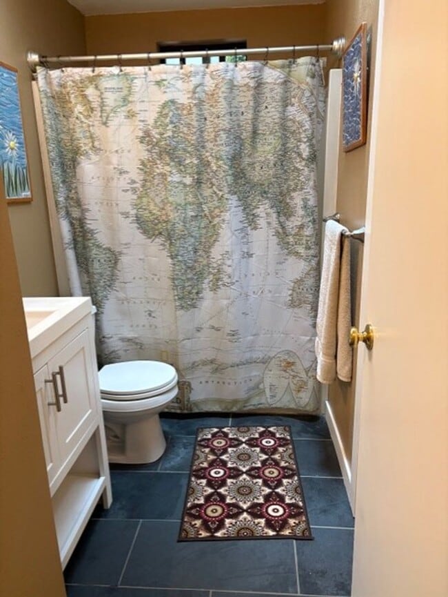 Building Photo - Fully Furnished Cozy 2-Bedroom Living in D...