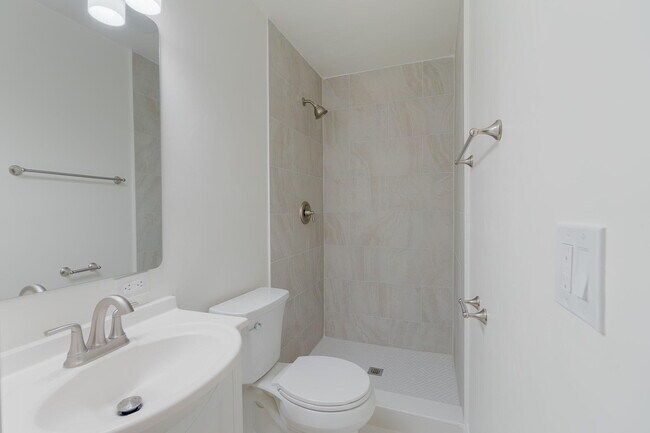 Building Photo - 2831 N Seacrest Blvd