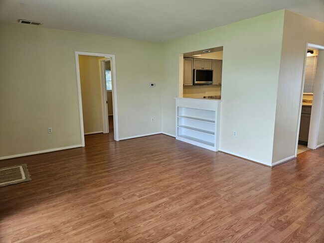 Building Photo - Annual Unfurnished 2 Bedroom, 2 Bath Duple...