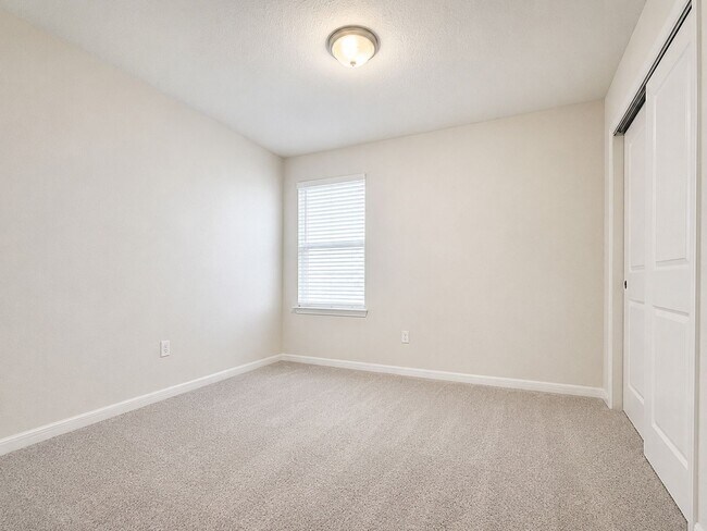 Building Photo - Welcome home to refined family living in this 3Bedrooms / 2.5Baths residence in Tohoqua!