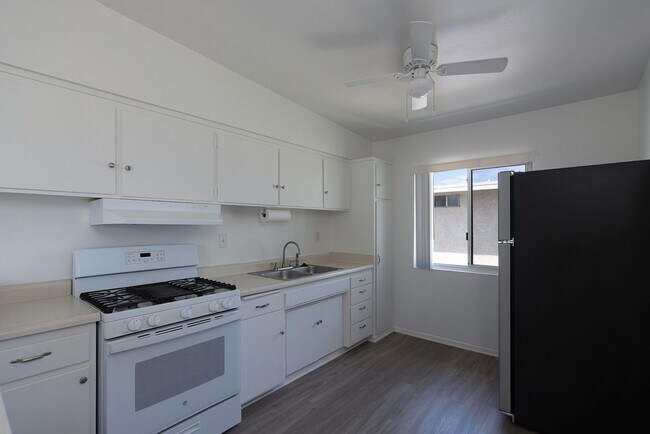 Building Photo - 2 Bedroom + 1 Bathroom Apartment | Oxnard Shores | Unfurnished