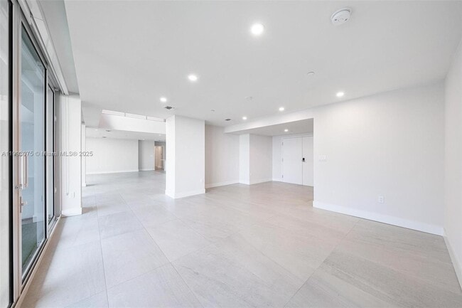 Building Photo - 555 NE 34th St