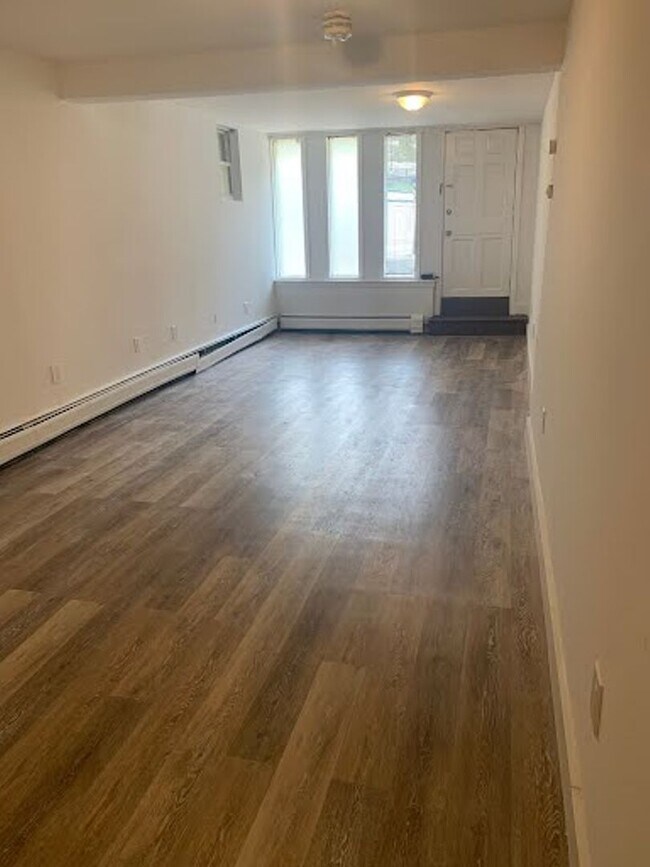 Building Photo - Renovated Studio Apartment