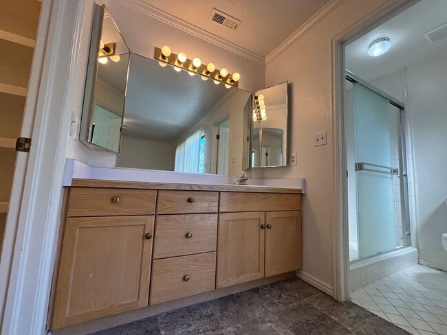 Building Photo - SPACIOUS 3 BEDROOM TOWNHOME FOR RENT IN DO...
