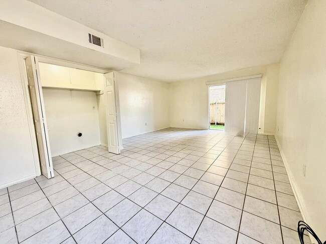 Building Photo - 1624 Newport Pl