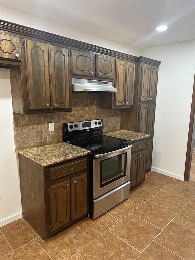 Building Photo - 1318 Alviola Ave