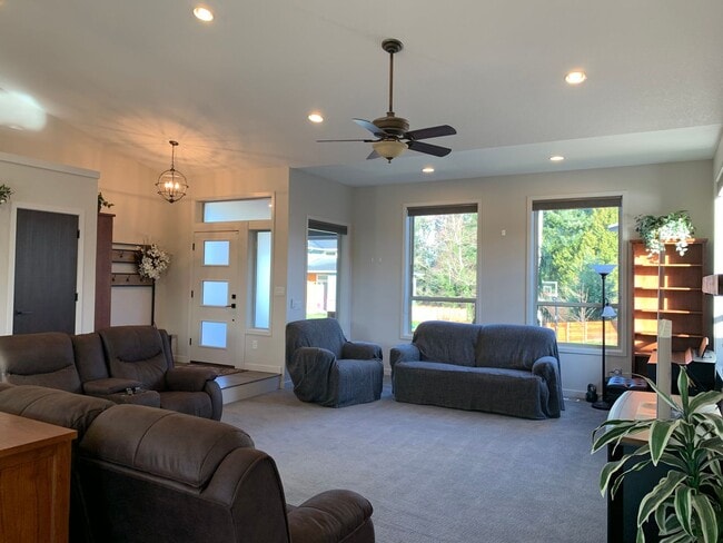 Building Photo - Beautiful Newly Custom Built Home! Vaulted Ceilings! Partially Furnished! Open Floor Plan!